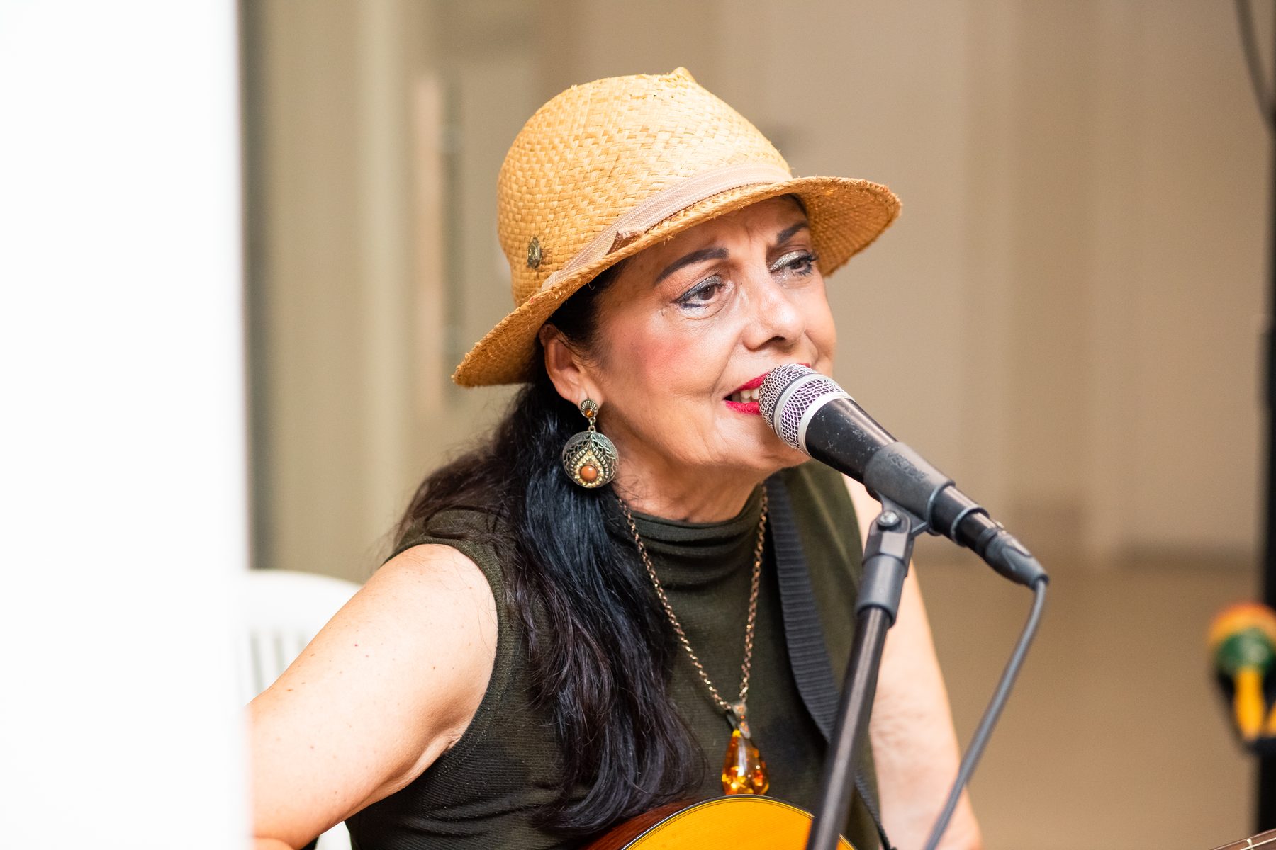Waleska cantando ao microfone