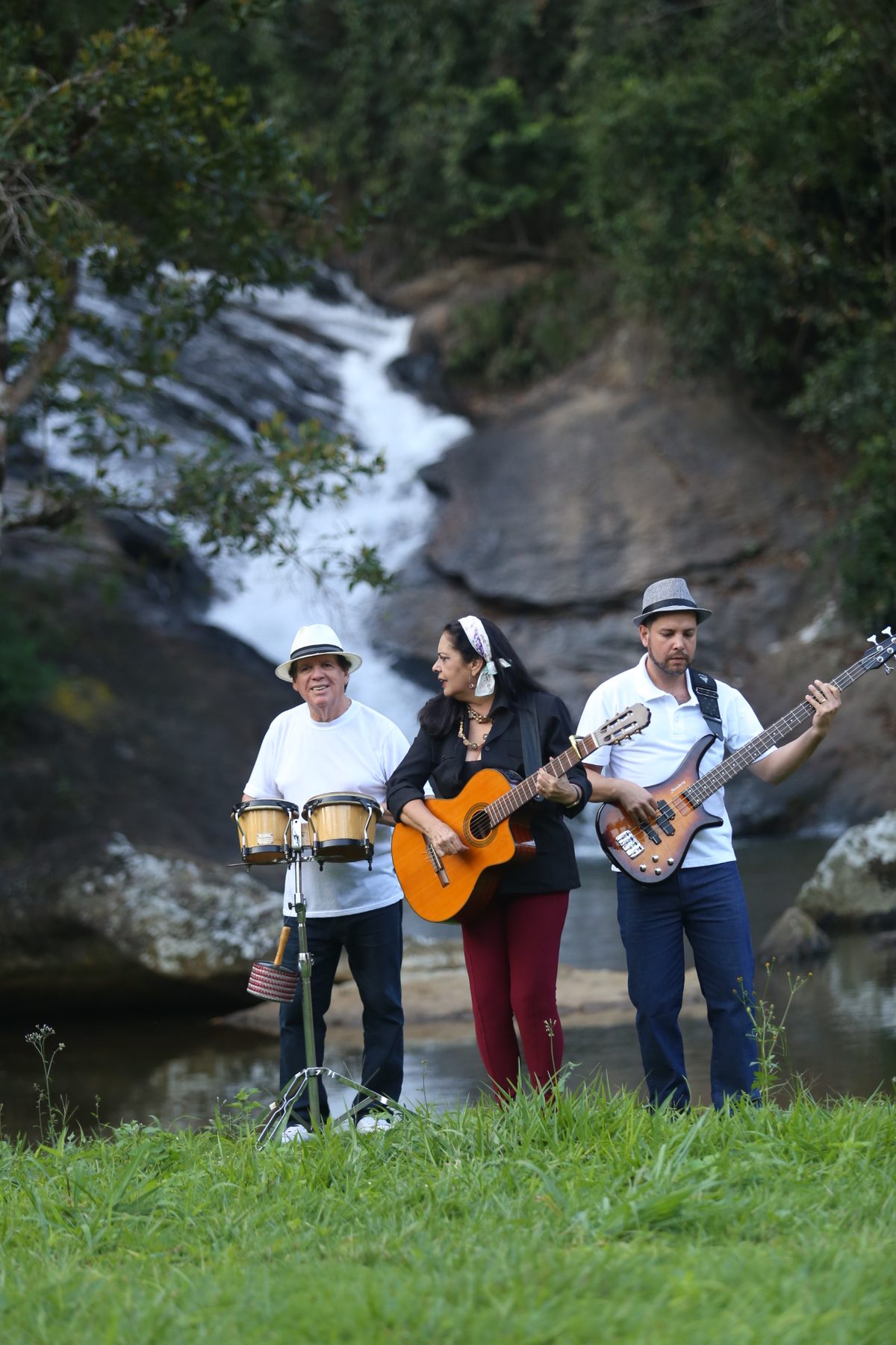 Waleska Santos Trio em frente a uma cachoeira